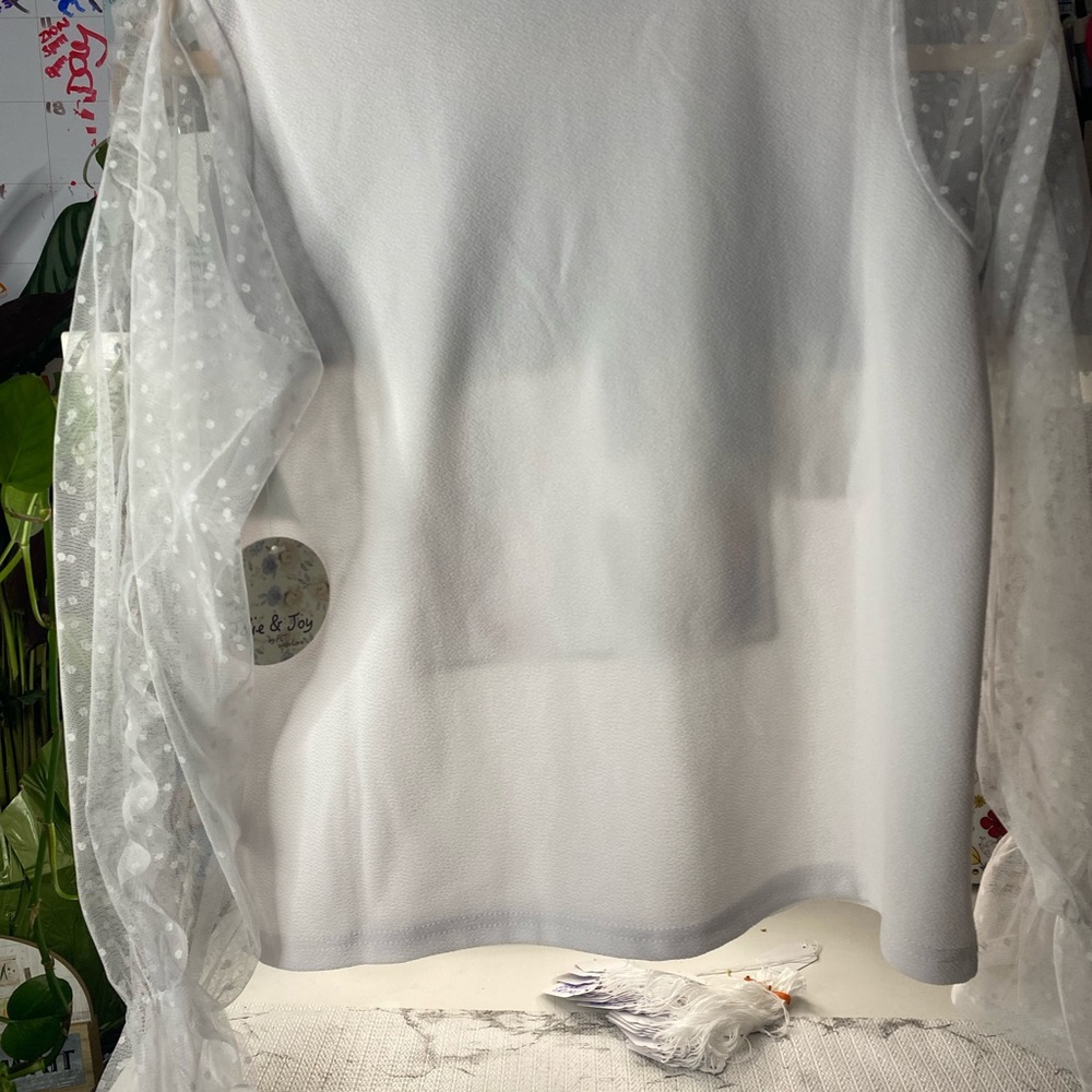 White blouse - Picture 2 of 6